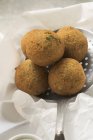 Falafel ceci palle su cucchiaio scanalato — Foto stock