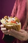 Flatbread filled with falafel chickpea balls — Stock Photo