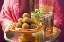 Bandeja de bolas de grão de bico de falafel e chá — Fotografia de Stock