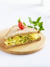 Sandwich mit Käse und Gurken — Stockfoto
