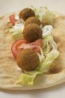 Bolas de garbanzos Falafel que sirven con verduras - foto de stock