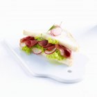 Sandwich à la laitue et au radis — Photo de stock