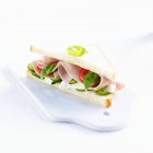 Sandwich mit Gurken und Basilikum — Stockfoto