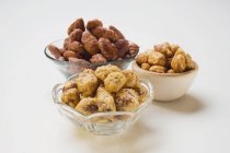 Assortiment de noix à grignoter dans des bols — Photo de stock