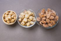 Assortiment de noix à grignoter dans des bols — Photo de stock