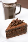 Pedazo de pastel de chocolate de tres capas - foto de stock