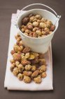 Nueces mezcladas en cubo - foto de stock