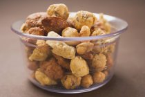 Nueces mezcladas para mordisquear en un tazón - foto de stock