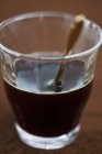 Nahaufnahme von Kaffee und Rum mit Löffel im Glas — Stockfoto