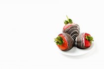 Fresh strawberries dipped in dark chocolate — Stock Photo
