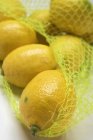 Спелые лимоны в сети — стоковое фото