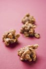 Ореховые конфеты на розовом — стоковое фото