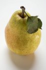 Williams pear with leaf — Stock Photo