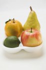 Kalk und Apfel in Styroporschale — Stockfoto