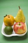 Лайм и яблоко в лотке из полистирола — стоковое фото