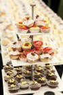 Sortierte Cupcakes auf Stufenständern — Stockfoto