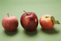 Tres manzanas rojas - foto de stock