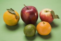 Apples and citrus fruit — Stock Photo