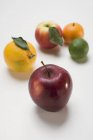 Яблука і цитрусові — стокове фото