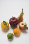 Äpfel und Zitrusfrüchte — Stockfoto