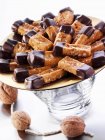 Galletas de nuez de pimienta con glaseado de chocolate - foto de stock