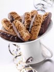 Pimentão noz 'biscoitos com esmalte de chocolate — Fotografia de Stock