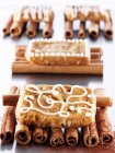 Biscuits aux noix de poivre sur bâtonnets de cannelle — Photo de stock