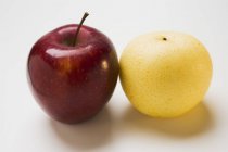 Наші груші та червоне яблуко — стокове фото