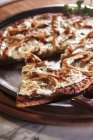 Pizza mit Pilzen und Käse — Stockfoto