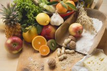 Свежие овощи на деревянном столе — стоковое фото