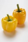 Duas pimentas amarelas — Fotografia de Stock