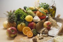Свіжі овочі на дерев'яному столі — стокове фото
