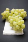 Green grapes on linen cloth — Stock Photo