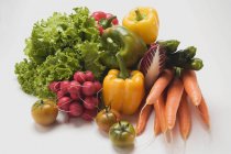 Gemüsestillleben mit Salat — Stockfoto