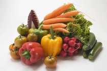 Овощной натюрморт с салатом — стоковое фото