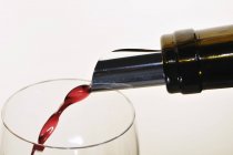 Verser du vin rouge — Photo de stock