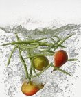 Peras y frijoles en agua hirviendo - foto de stock
