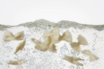 Pasta Farfalle en agua - foto de stock