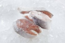 Заморожені лосося стейки — стокове фото