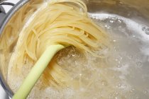 Spaghetti in kochendem Wasser — Stockfoto