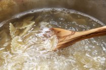 Pasta Farfalle en agua hirviendo - foto de stock