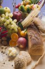 Свіжі овочі та хліб — стокове фото