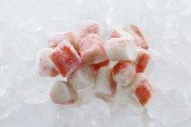 Vue rapprochée des morceaux de Surimi sur la glace — Photo de stock