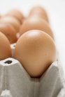 Ovos de galinha em caixa de papelão — Fotografia de Stock