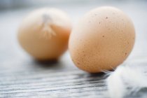 Huevos en la superficie de madera - foto de stock