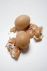 Dos huevos marrones - foto de stock