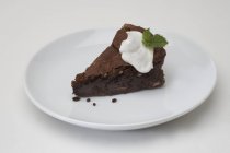 Stück Schokoladenkuchen mit Sahne — Stockfoto