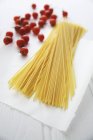 Rohe Spaghetti Nudeln und Kirschtomaten — Stockfoto