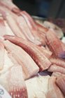 Filetes de pescado fresco sobre hielo - foto de stock