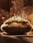 Patata cotta al vapore con erbe aromatiche — Foto stock